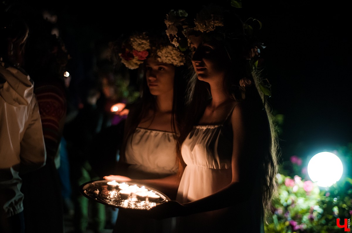 В Патриаршем саду Владимира прошла ночь Ивана Купалы. Владимирцы увидели выступления приглашенных артистов и огненное шоу.
