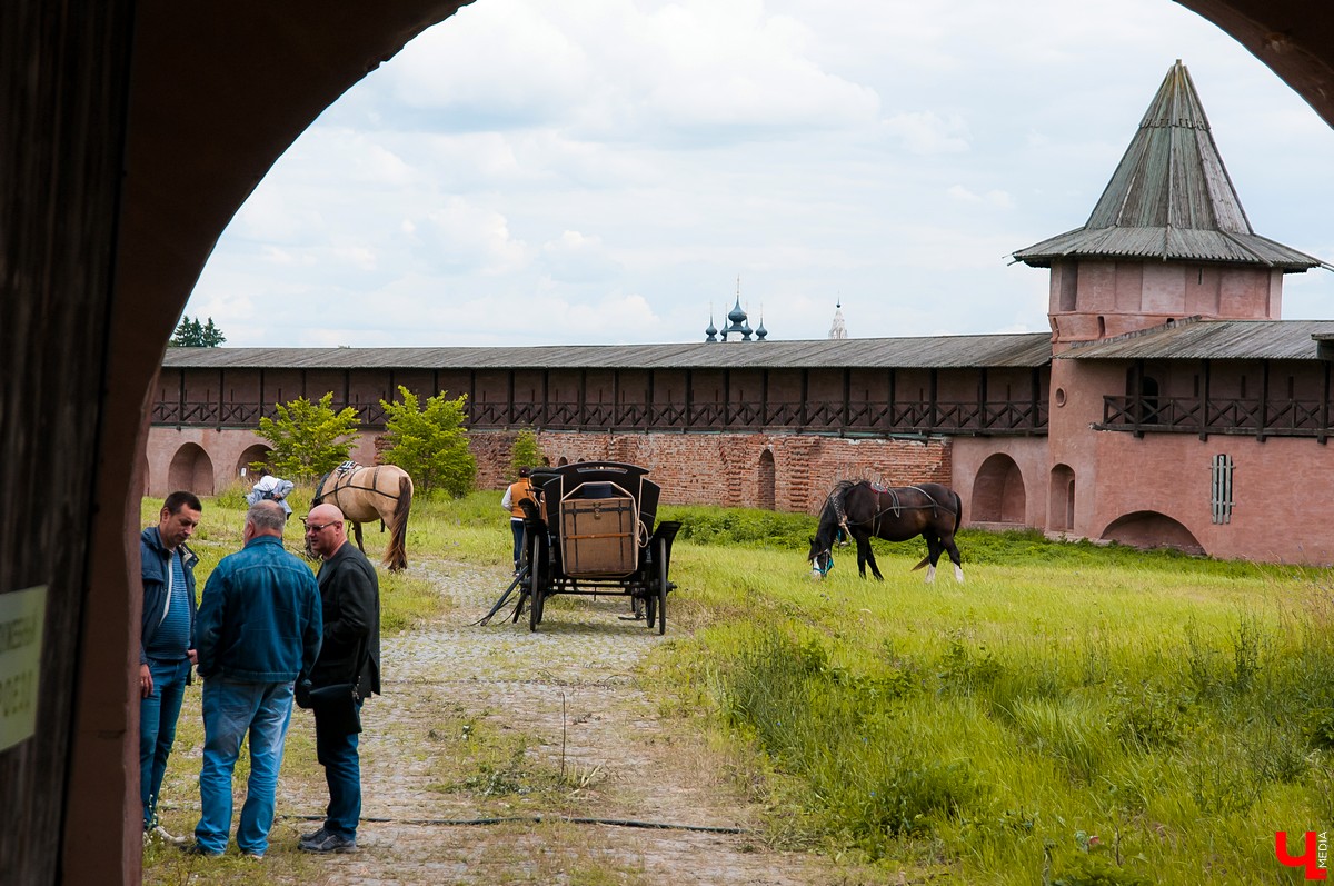 В Суздале прошли съемки сериала “Угрюм-река”. В город приехали известные актеры - Александр Балуев и Александр Горбатов. Сериал снимают для Первого канала.