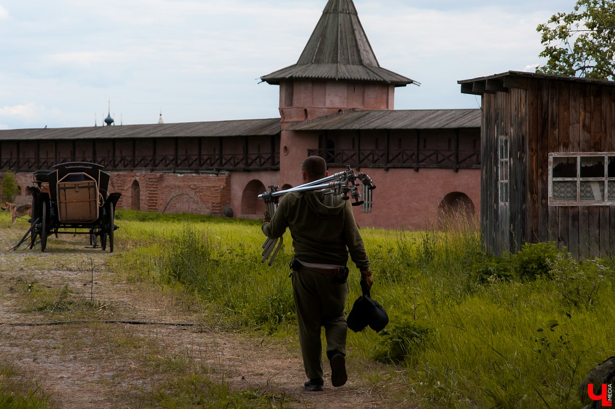 В Суздале прошли съемки сериала “Угрюм-река”. В город приехали известные актеры - Александр Балуев и Александр Горбатов. Сериал снимают для Первого канала.