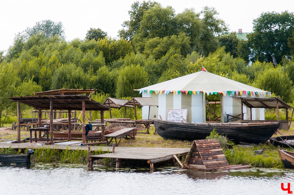 В Суздале прошли съемки сериала “Угрюм-река”. В город приехали известные актеры - Александр Балуев и Александр Горбатов. Сериал снимают для Первого канала.