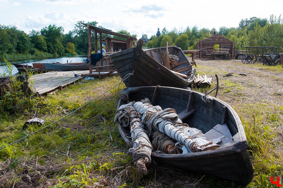 В Суздале прошли съемки сериала “Угрюм-река”. В город приехали известные актеры - Александр Балуев и Александр Горбатов. Сериал снимают для Первого канала.