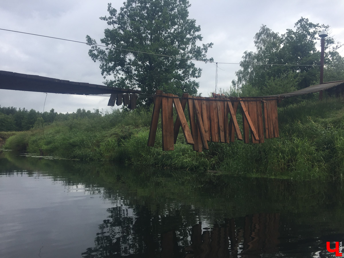 Корреспондент “Ключ-Медиа” сплавился на байдарке по реке Судогда. Маршрут пролегал от одноименного города до места впадения реки в Клязьму. Какие же локации стали самыми интересными? Узнаете, прочитав наш материал.