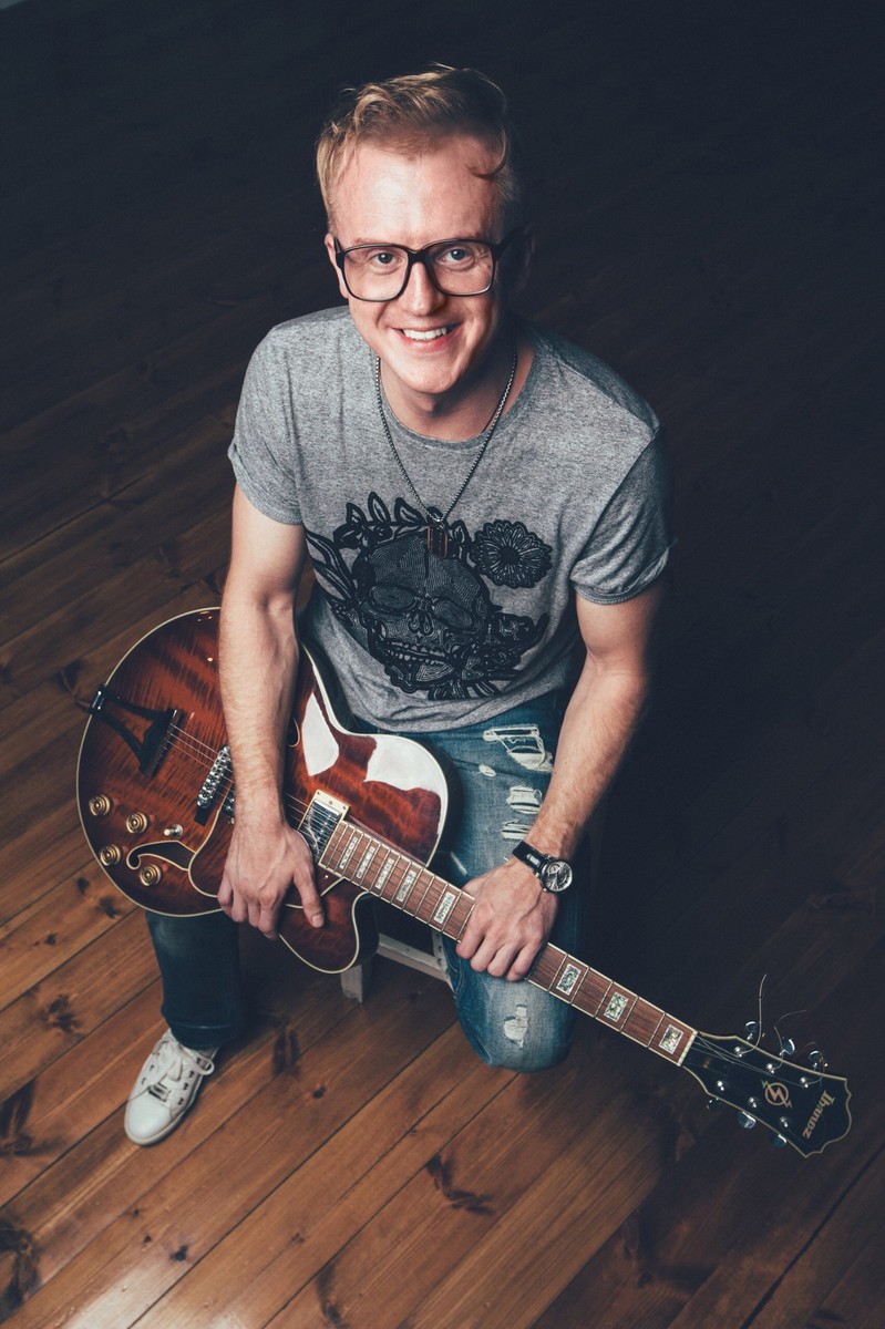 В грядущую пятницу – 12 июля – группа «Буквы» собирает своих поклонников на одной из уютных городских площадок, чтобы сыграть как свои абсолютно новые песни, так и уже известные. В преддверии этого события мы встретились с лидером коллектива, Максимом Большаковым, чтобы задать ему несколько вопросов.