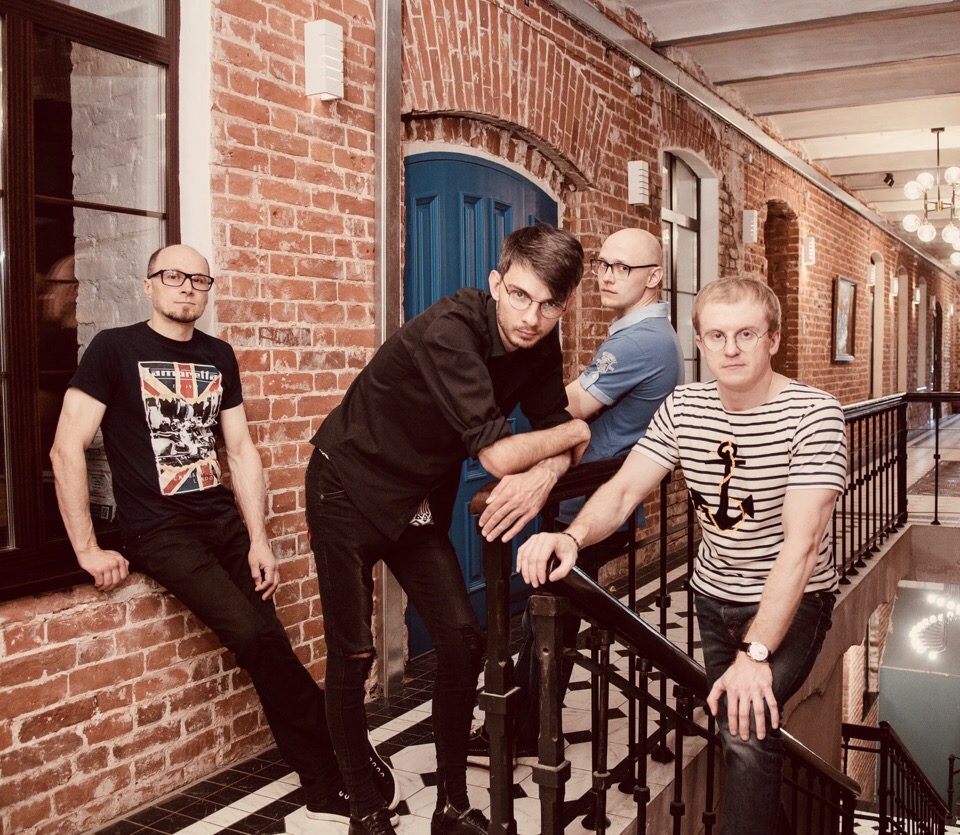 В грядущую пятницу – 12 июля – группа «Буквы» собирает своих поклонников на одной из уютных городских площадок, чтобы сыграть как свои абсолютно новые песни, так и уже известные. В преддверии этого события мы встретились с лидером коллектива, Максимом Большаковым, чтобы задать ему несколько вопросов.