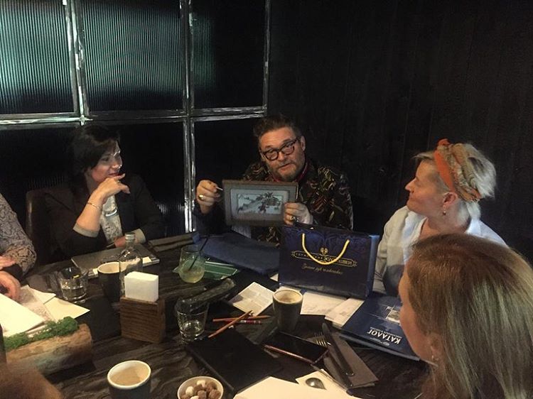 Знаменитый историк моды Александр Васильев объявил о работе над новой коллекцией. На этот раз он намерен выпустить уникальную серию хрусталя. И работать будет с Гусевским хрустальным заводом им. Акима Мальцова.