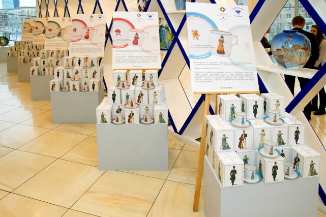 Знаменитый историк моды Александр Васильев объявил о работе над новой коллекцией. На этот раз он намерен выпустить уникальную серию хрусталя. И работать будет с Гусевским хрустальным заводом им. Акима Мальцова.