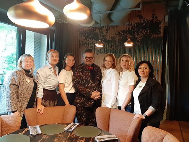 Знаменитый историк моды Александр Васильев объявил о работе над новой коллекцией. На этот раз он намерен выпустить уникальную серию хрусталя. И работать будет с Гусевским хрустальным заводом им. Акима Мальцова.