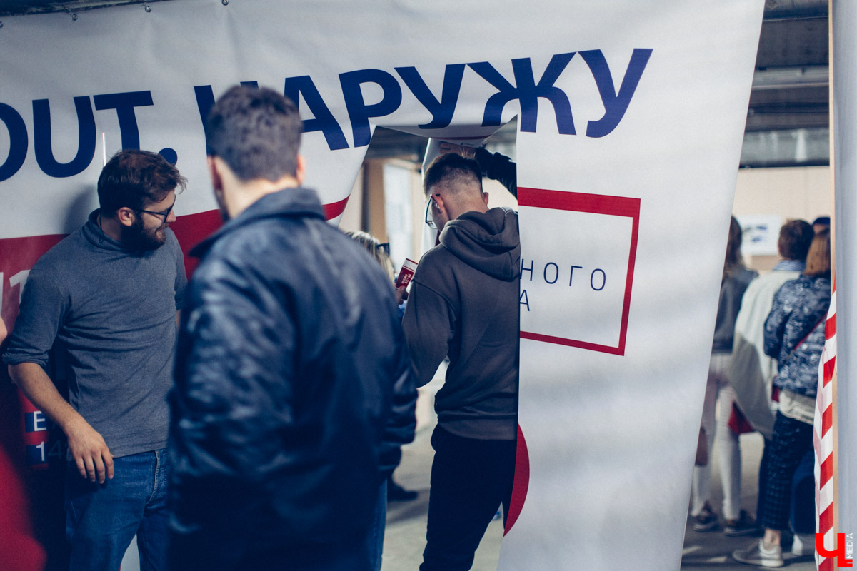 Во Владимире открылась выставка современного искусства «OUT.Наружу». Она вызвала возмущение местных активистов и собрала в своих стенах всю творческую тусовку города.