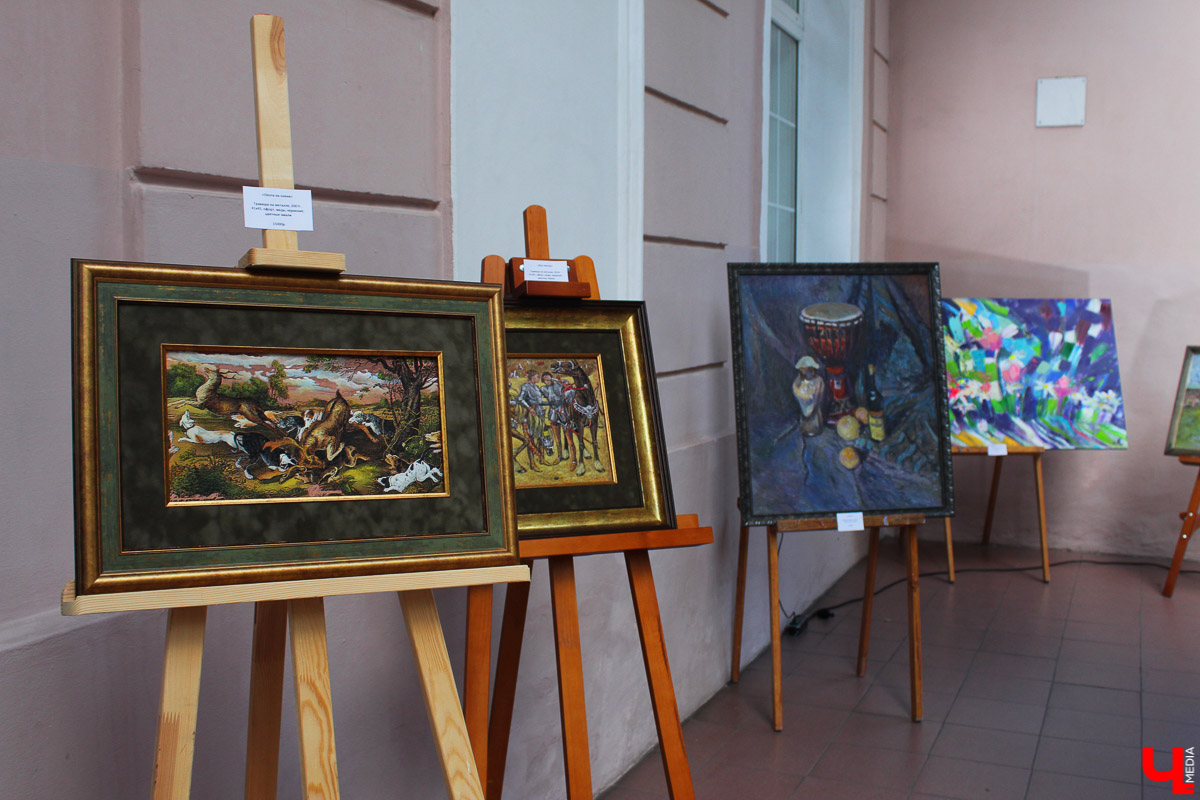 12-го июля группа изящного поп-рока «Буквы» порадовала поклонников сольным концертом. А местные художники - выставкой своих работ. Мероприятие прошло в рамках акции #владимирсвоихнебросает.