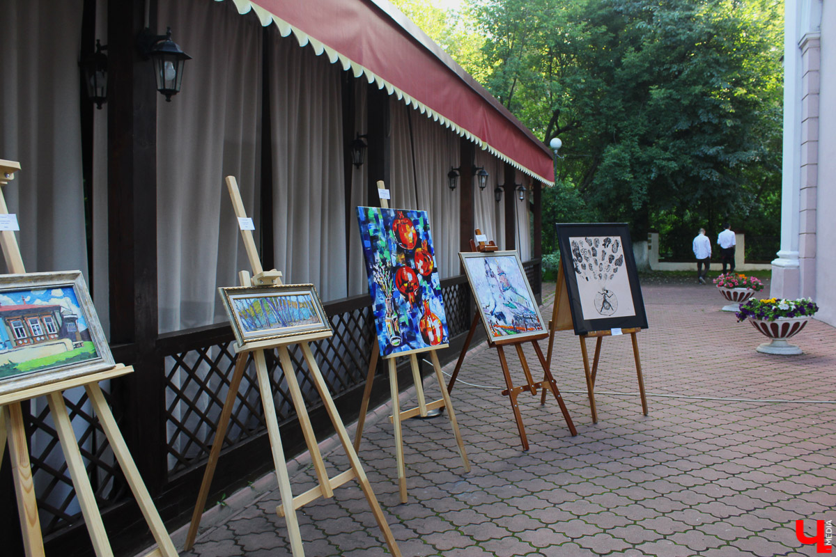 12-го июля группа изящного поп-рока «Буквы» порадовала поклонников сольным концертом. А местные художники - выставкой своих работ. Мероприятие прошло в рамках акции #владимирсвоихнебросает.