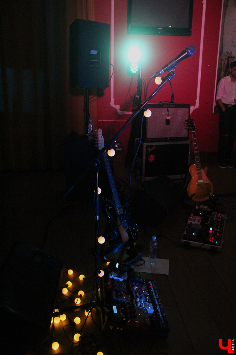 12-го июля группа изящного поп-рока «Буквы» порадовала поклонников сольным концертом. А местные художники - выставкой своих работ. Мероприятие прошло в рамках акции #владимирсвоихнебросает.