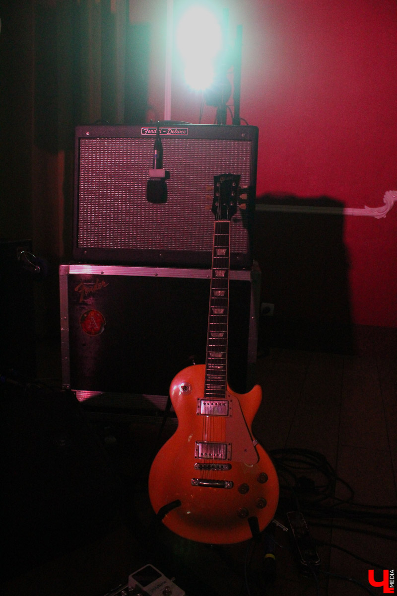 12-го июля группа изящного поп-рока «Буквы» порадовала поклонников сольным концертом. А местные художники - выставкой своих работ. Мероприятие прошло в рамках акции #владимирсвоихнебросает.