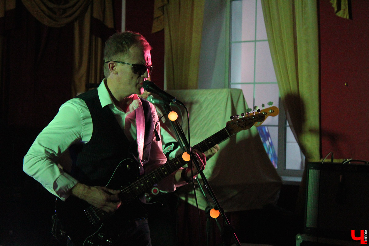 12-го июля группа изящного поп-рока «Буквы» порадовала поклонников сольным концертом. А местные художники - выставкой своих работ. Мероприятие прошло в рамках акции #владимирсвоихнебросает.