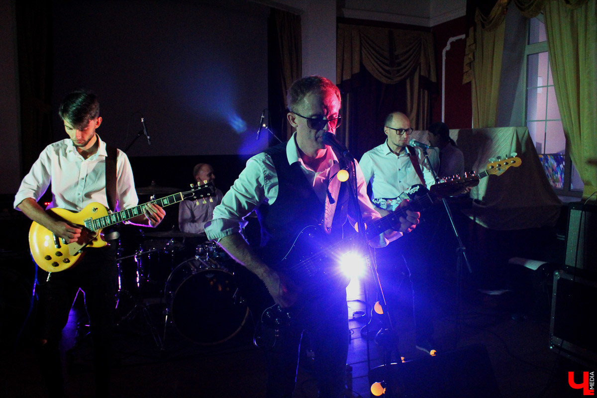 12-го июля группа изящного поп-рока «Буквы» порадовала поклонников сольным концертом. А местные художники - выставкой своих работ. Мероприятие прошло в рамках акции #владимирсвоихнебросает.