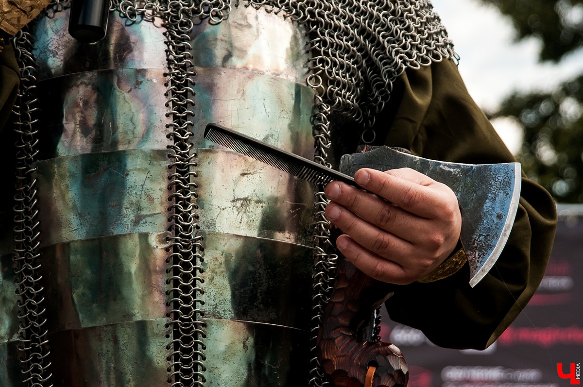 Во Владимире прошел Вишневый спас. На празднике выступил парикмахер Магир Джафаров. Он подстриг нескольких желающих ножом и топором.