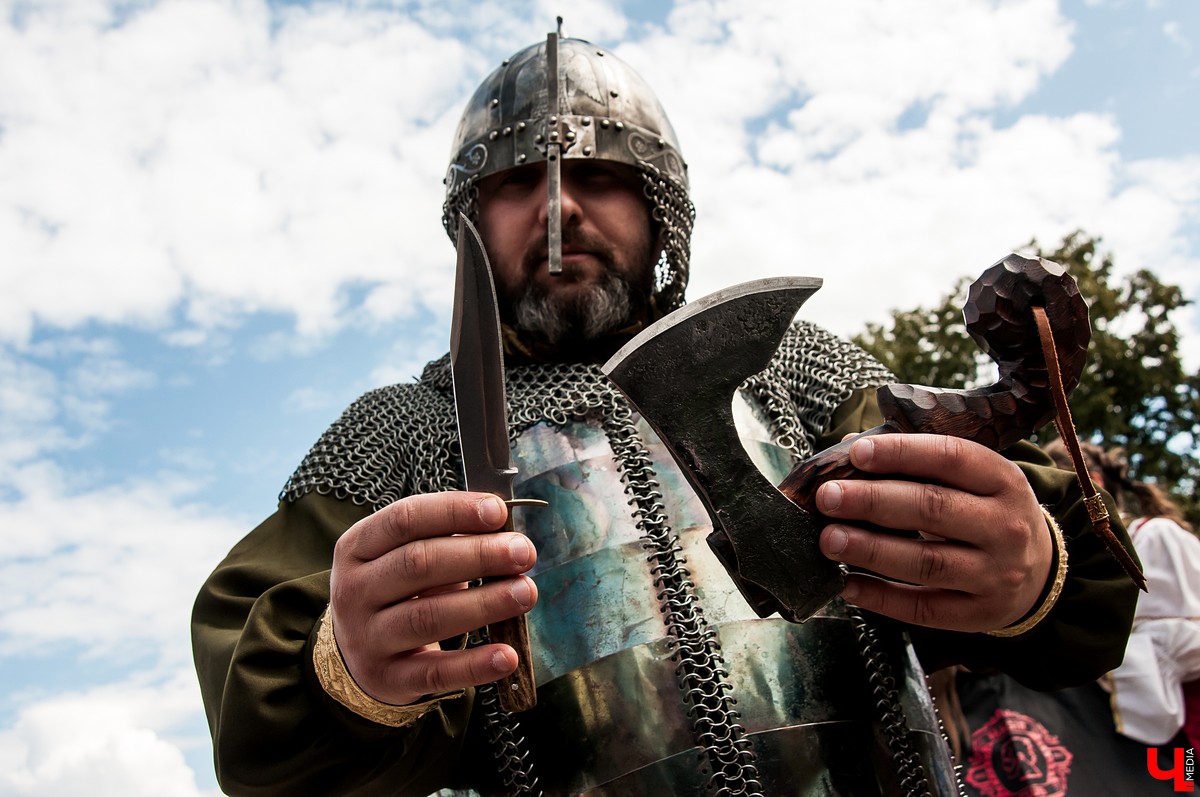 Во Владимире прошел Вишневый спас. На празднике выступил парикмахер Магир Джафаров. Он подстриг нескольких желающих ножом и топором.