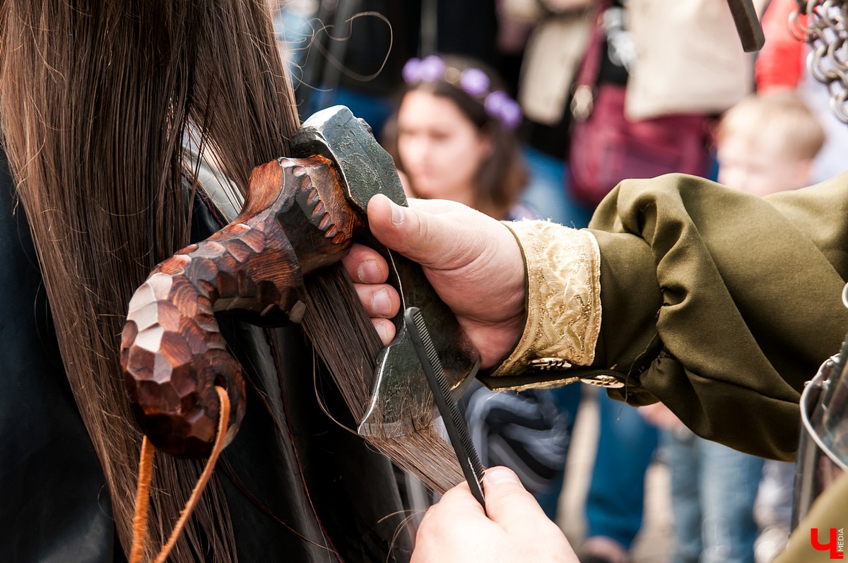 Во Владимире прошел Вишневый спас. На празднике выступил парикмахер Магир Джафаров. Он подстриг нескольких желающих ножом и топором.