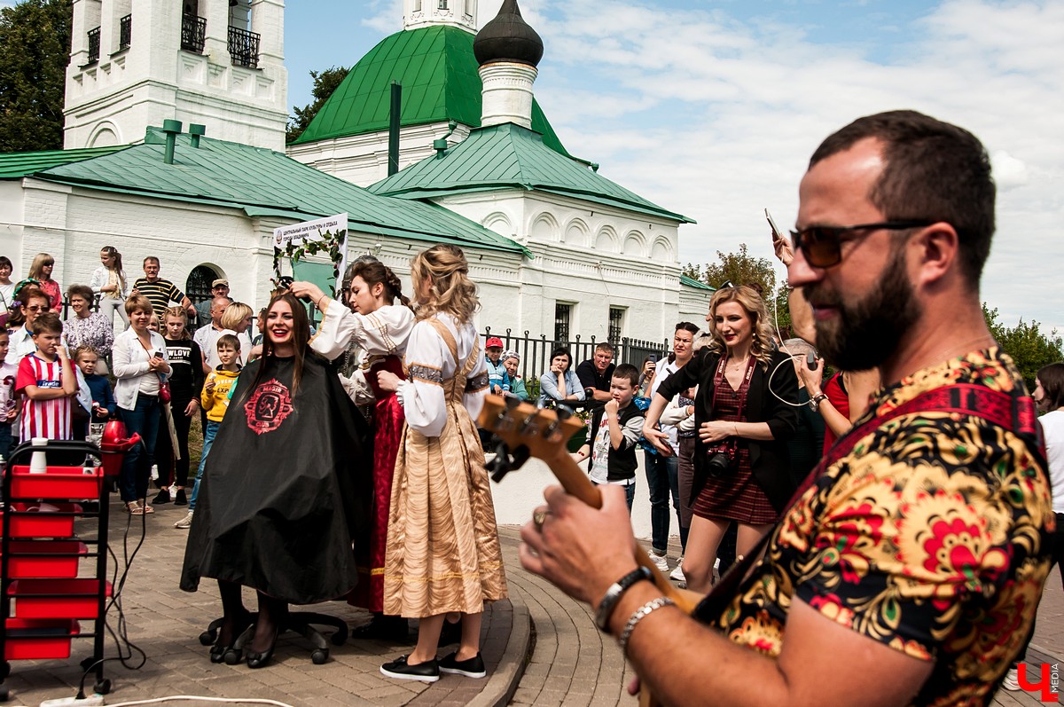 Во Владимире прошел Вишневый спас. На празднике выступил парикмахер Магир Джафаров. Он подстриг нескольких желающих ножом и топором.