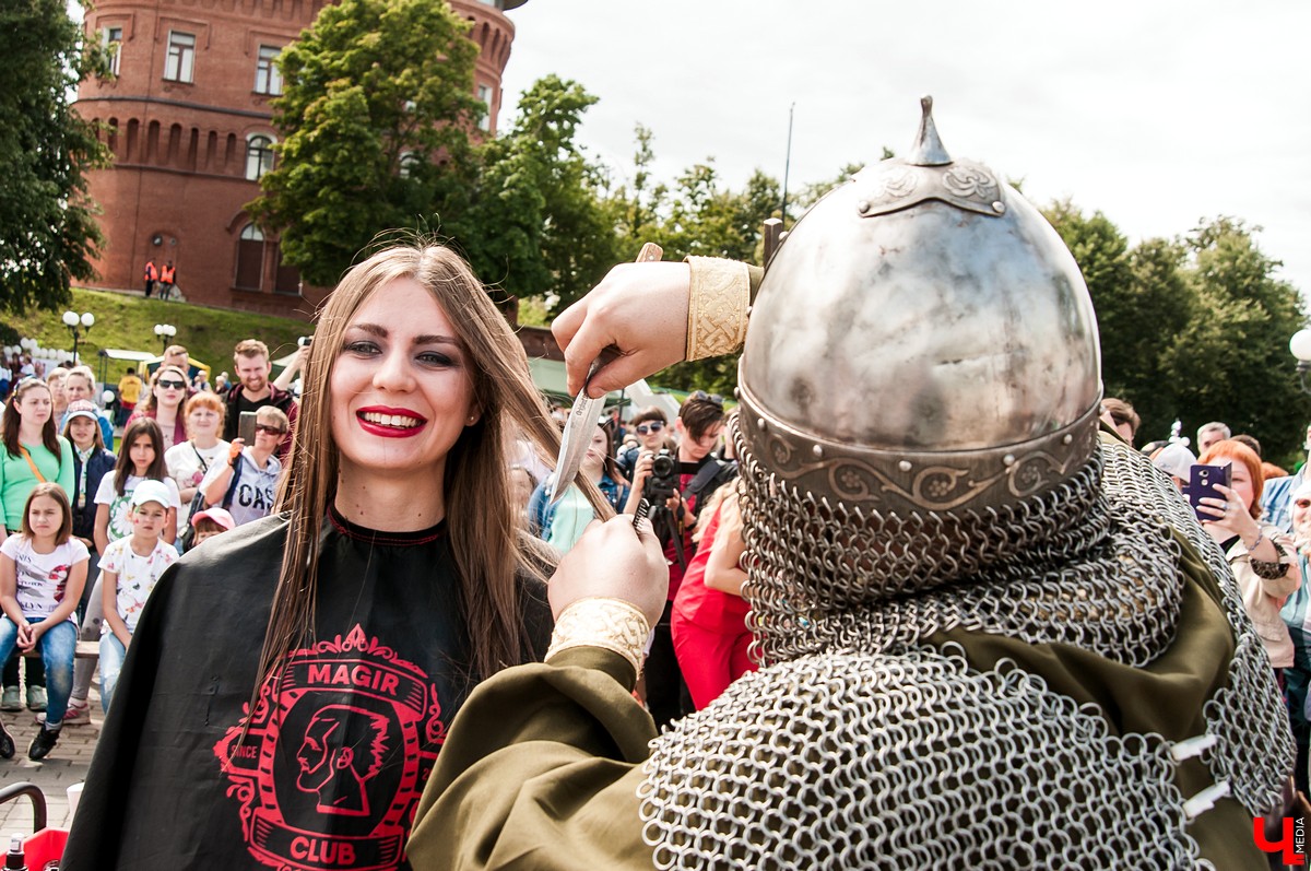 Во Владимире прошел Вишневый спас. На празднике выступил парикмахер Магир Джафаров. Он подстриг нескольких желающих ножом и топором.