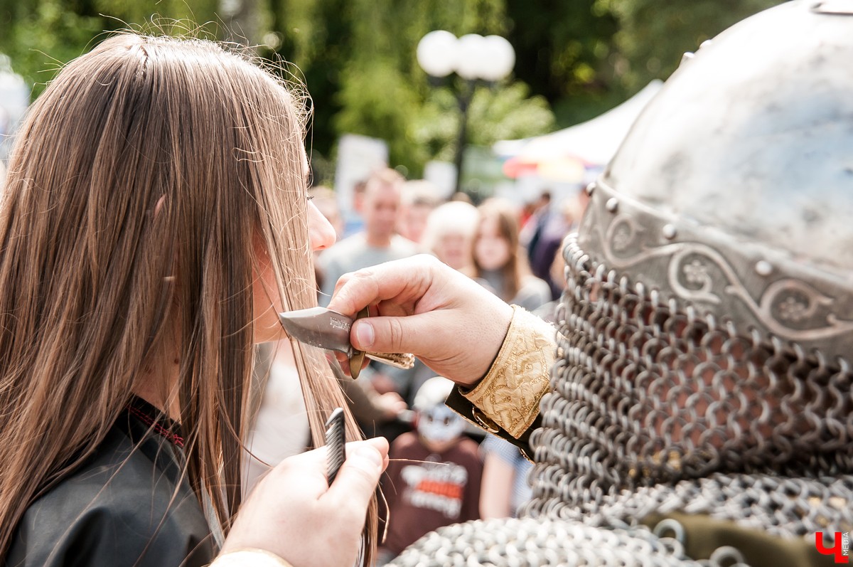 Во Владимире прошел Вишневый спас. На празднике выступил парикмахер Магир Джафаров. Он подстриг нескольких желающих ножом и топором.