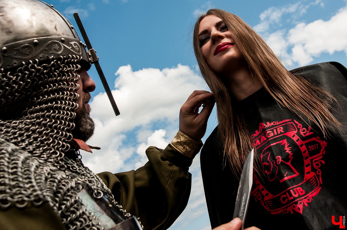 Во Владимире прошел Вишневый спас. На празднике выступил парикмахер Магир Джафаров. Он подстриг нескольких желающих ножом и топором.