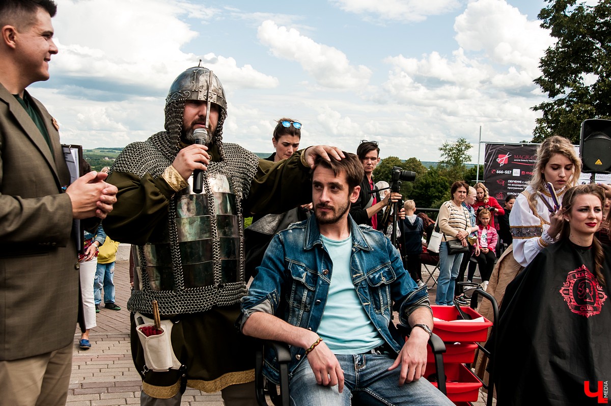 Во Владимире прошел Вишневый спас. На празднике выступил парикмахер Магир Джафаров. Он подстриг нескольких желающих ножом и топором.