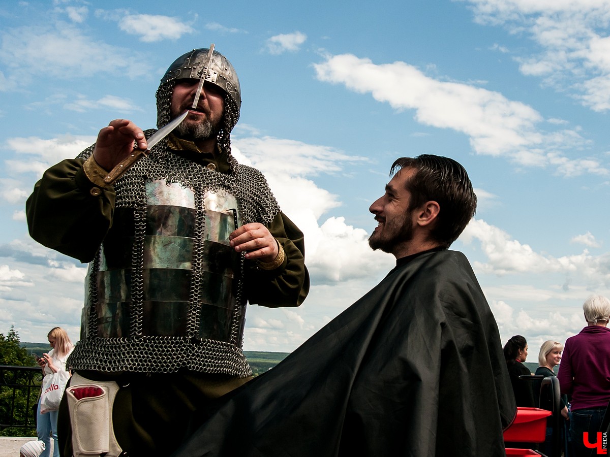 Во Владимире прошел Вишневый спас. На празднике выступил парикмахер Магир Джафаров. Он подстриг нескольких желающих ножом и топором.