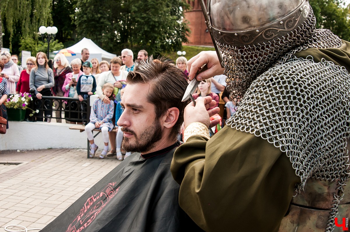 Во Владимире прошел Вишневый спас. На празднике выступил парикмахер Магир Джафаров. Он подстриг нескольких желающих ножом и топором.
