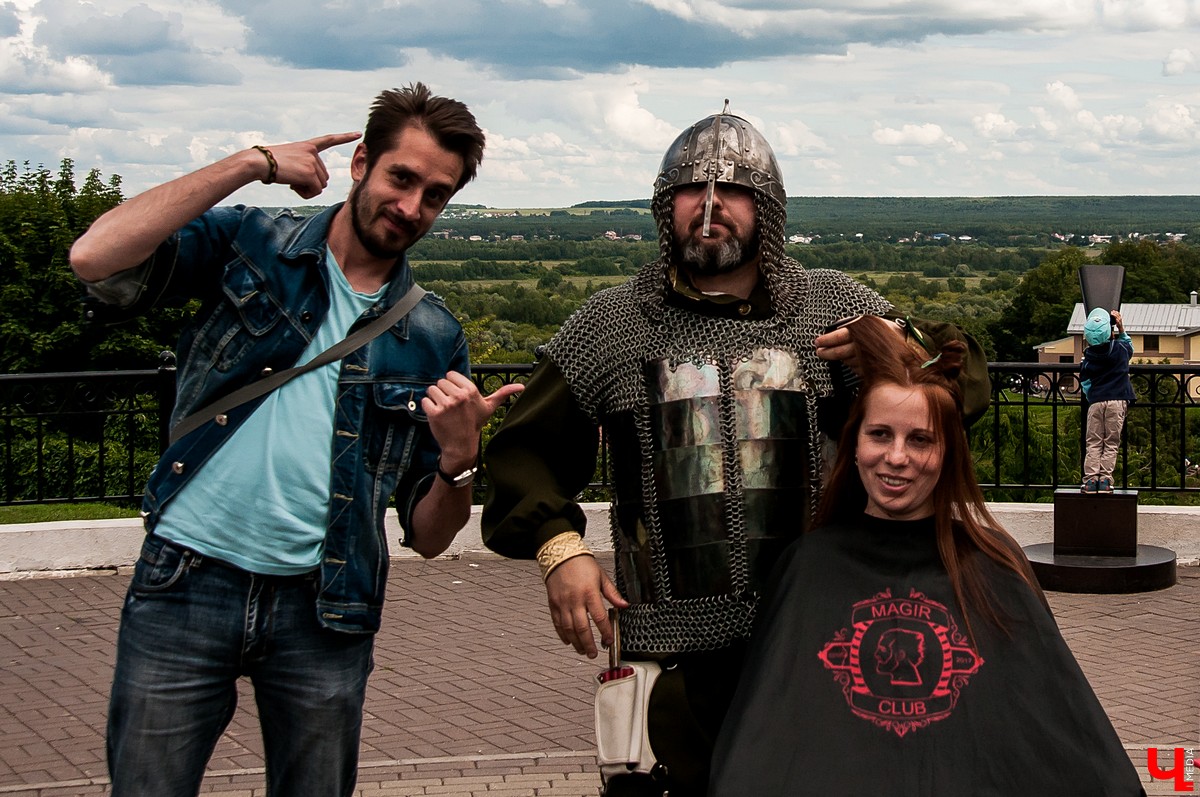 Во Владимире прошел Вишневый спас. На празднике выступил парикмахер Магир Джафаров. Он подстриг нескольких желающих ножом и топором.