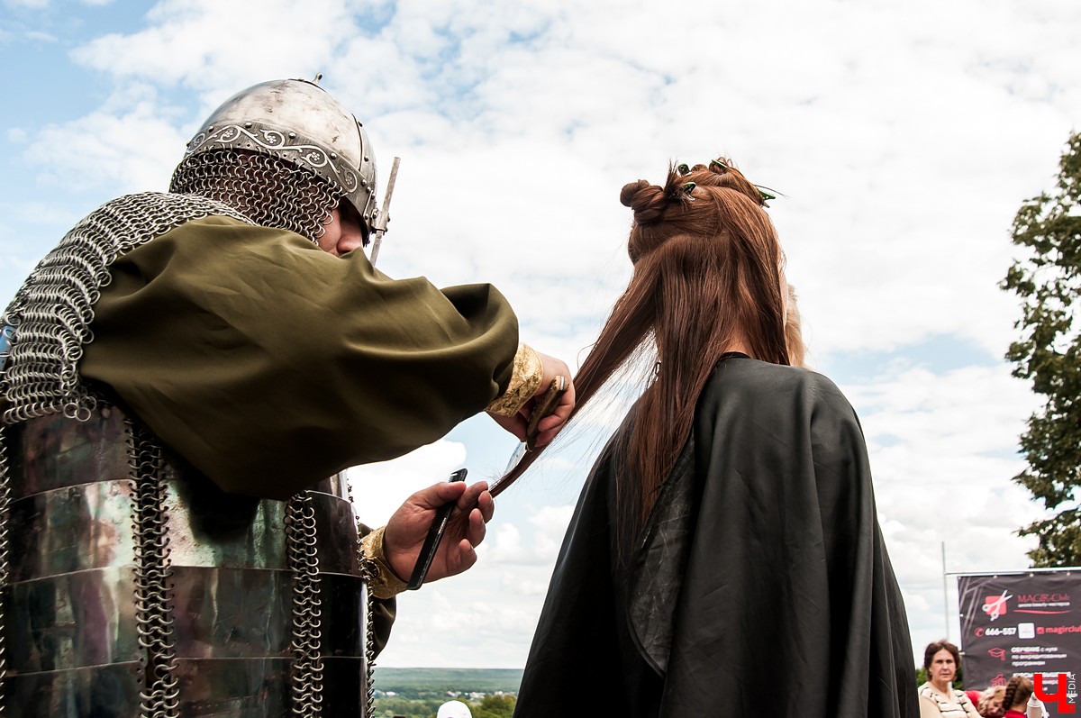 Во Владимире прошел Вишневый спас. На празднике выступил парикмахер Магир Джафаров. Он подстриг нескольких желающих ножом и топором.