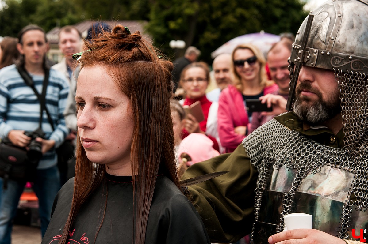 Во Владимире прошел Вишневый спас. На празднике выступил парикмахер Магир Джафаров. Он подстриг нескольких желающих ножом и топором.