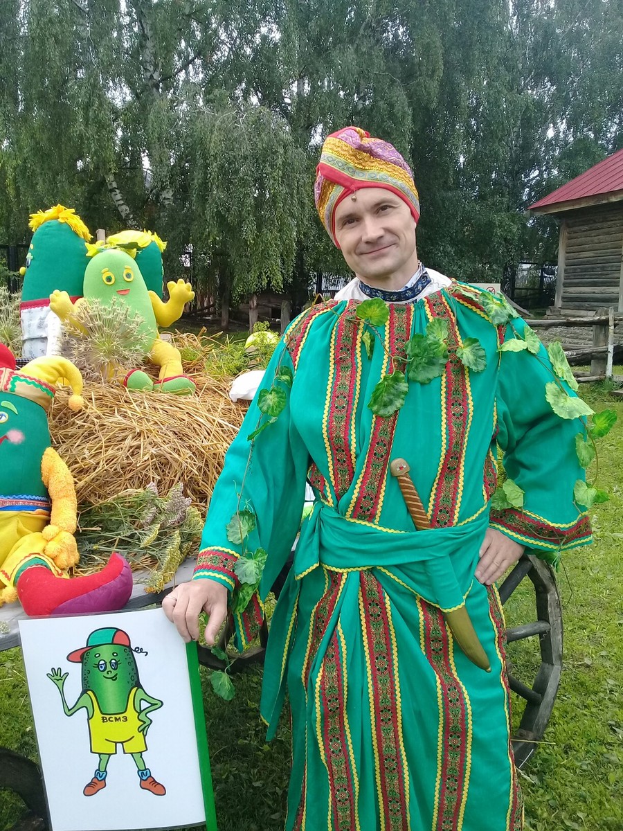 В Суздале прошел День огурца. Гвоздем программы стал Тимофей Копылов. Но другие известные личности тоже знают вкус наших хрустящих.