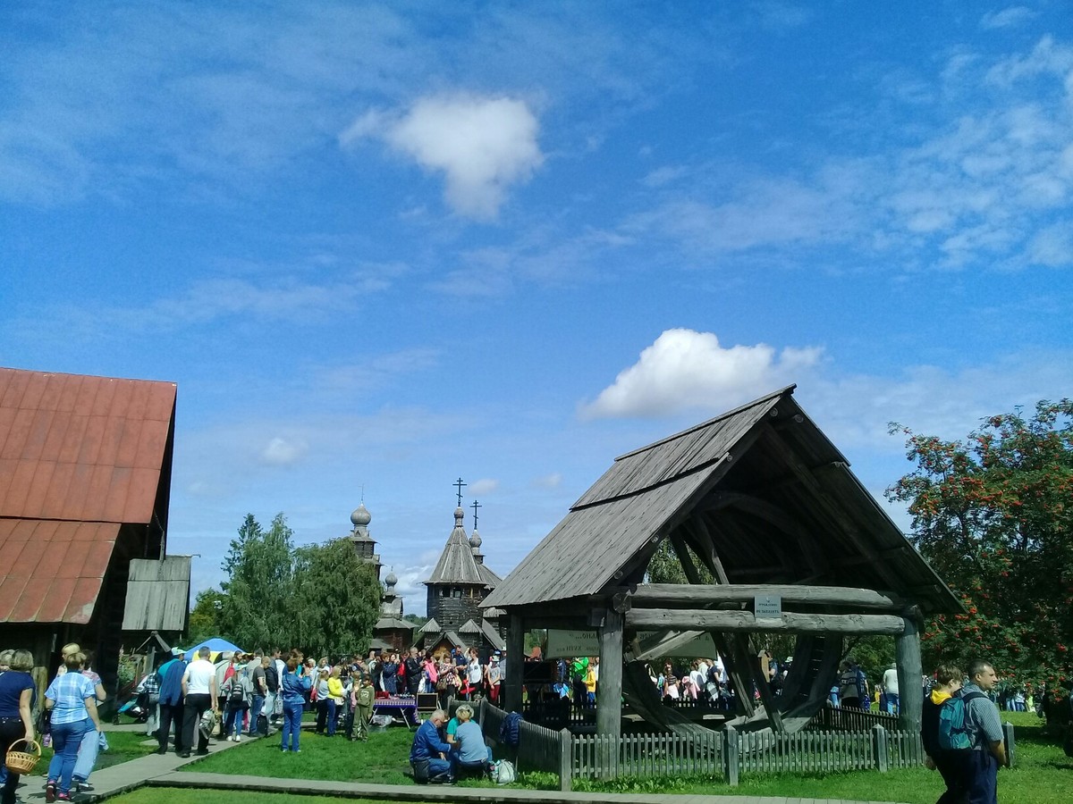 В Суздале прошел День огурца. Гвоздем программы стал Тимофей Копылов. Но другие известные личности тоже знают вкус наших хрустящих.