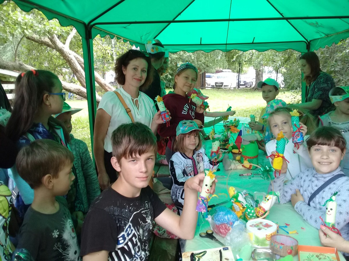 В Суздале прошел День огурца. Гвоздем программы стал Тимофей Копылов. Но другие известные личности тоже знают вкус наших хрустящих.