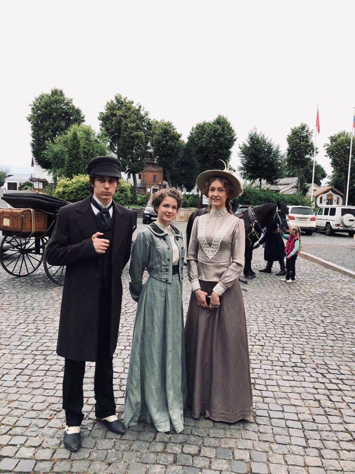 Владимирская девушка Мария Шолева приняла участие в массовке на съемках сериала “Угрюм-река”. Она осталась довольна новым опытом и успела сделать фотографии с актерами.