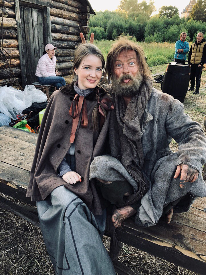 Владимирская девушка Мария Шолева приняла участие в массовке на съемках сериала “Угрюм-река”. Она осталась довольна новым опытом и успела сделать фотографии с актерами.