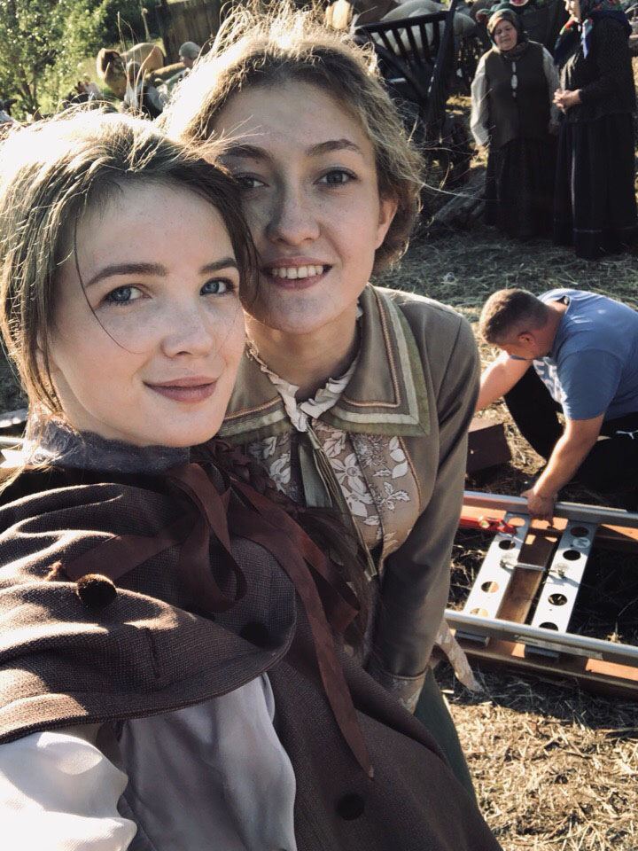 Владимирская девушка Мария Шолева приняла участие в массовке на съемках сериала “Угрюм-река”. Она осталась довольна новым опытом и успела сделать фотографии с актерами.