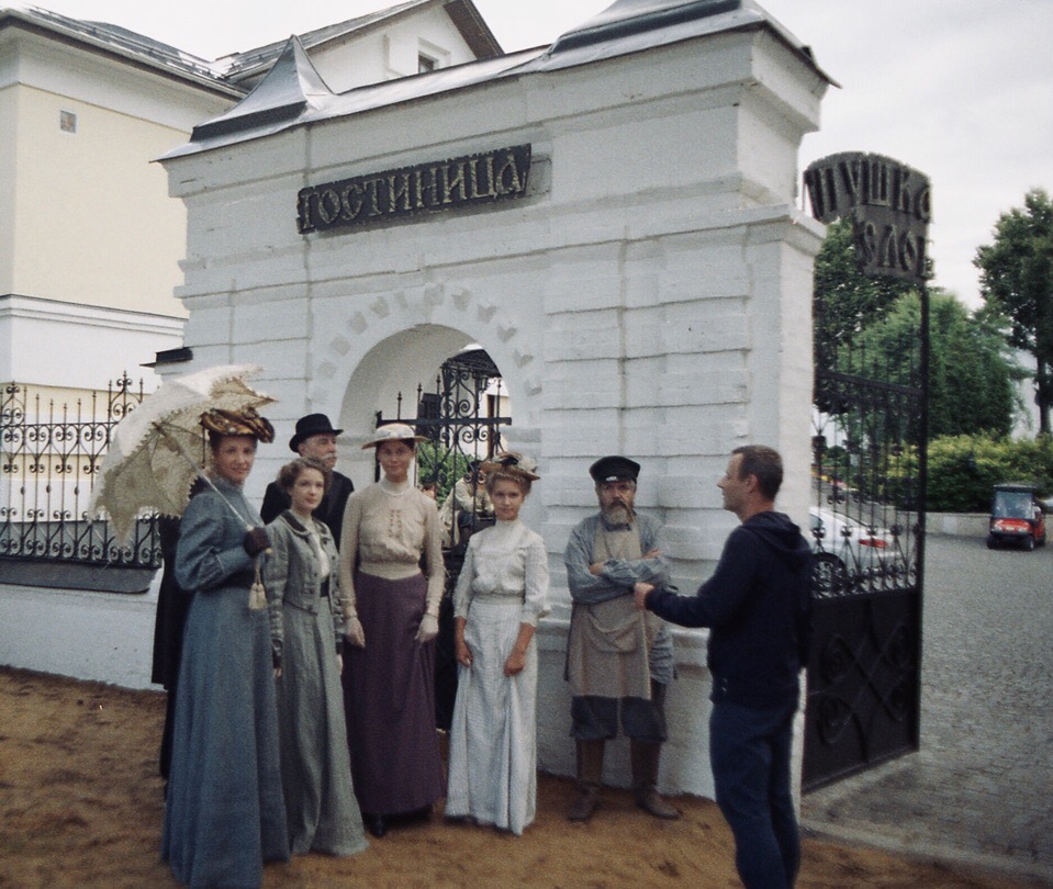 Владимирская девушка Мария Шолева приняла участие в массовке на съемках сериала “Угрюм-река”. Она осталась довольна новым опытом и успела сделать фотографии с актерами.