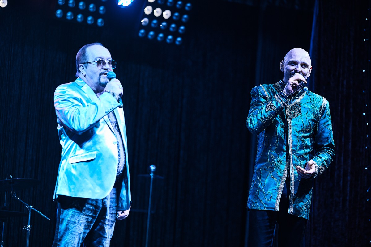 Солист коллектива под руководством легендарного «песняра» Леонида Борткевича, белорусский певец Андрей Еронин, уже покорил поклонников знаменитого ансамбля своим вокалом. Готов артист с «Песнярами» сыграть и для владимирцев.