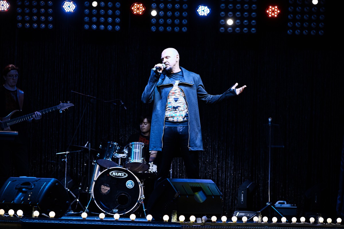 Солист коллектива под руководством легендарного «песняра» Леонида Борткевича, белорусский певец Андрей Еронин, уже покорил поклонников знаменитого ансамбля своим вокалом. Готов артист с «Песнярами» сыграть и для владимирцев.