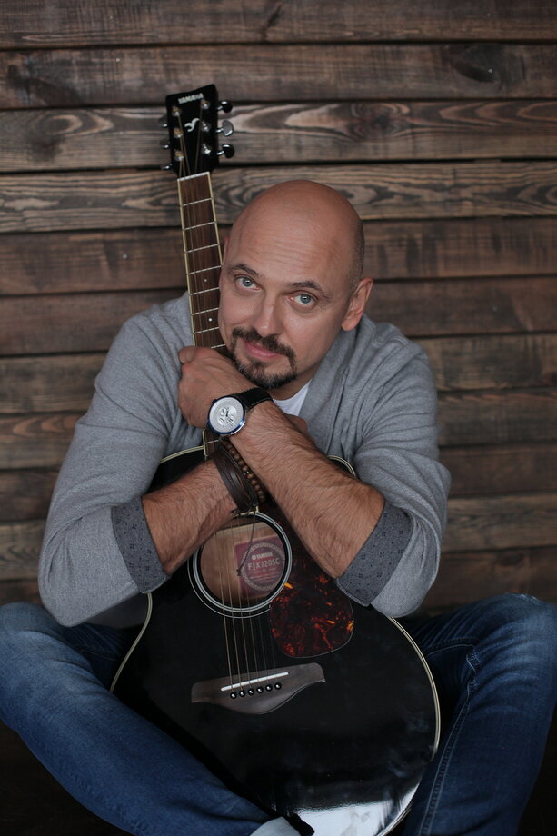 Солист коллектива под руководством легендарного «песняра» Леонида Борткевича, белорусский певец Андрей Еронин, уже покорил поклонников знаменитого ансамбля своим вокалом. Готов артист с «Песнярами» сыграть и для владимирцев.