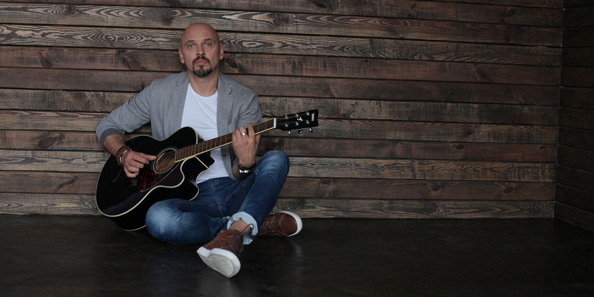 Солист коллектива под руководством легендарного «песняра» Леонида Борткевича, белорусский певец Андрей Еронин, уже покорил поклонников знаменитого ансамбля своим вокалом. Готов артист с «Песнярами» сыграть и для владимирцев.