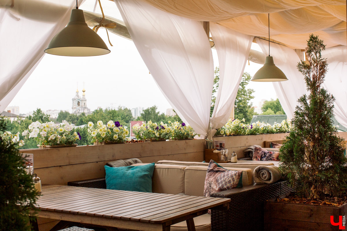 Фотограф Анна Морозова, архитектор и дизайнер Александра Бакка и многодетный блогер Наталья Колобаева исследовали кухню кафе-кондитерской “Карлсон”