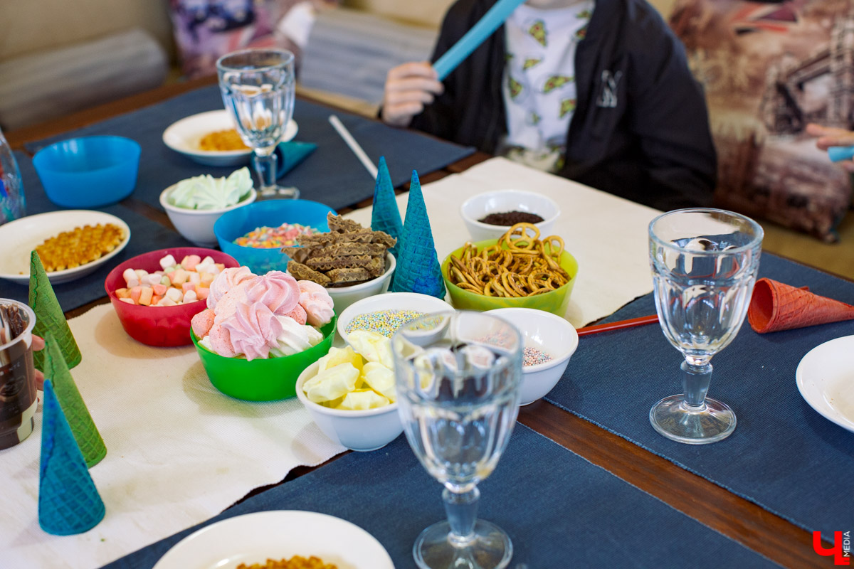 Фотограф Анна Морозова, архитектор и дизайнер Александра Бакка и многодетный блогер Наталья Колобаева исследовали кухню кафе-кондитерской “Карлсон”