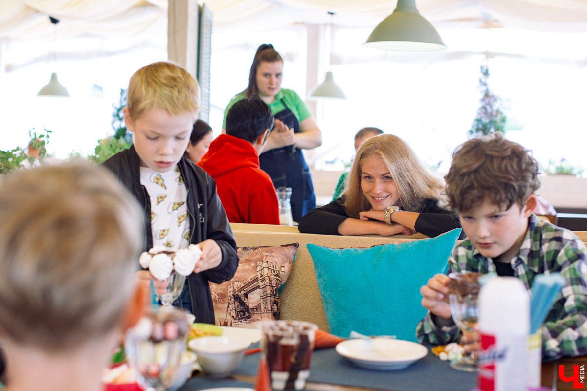 Фотограф Анна Морозова, архитектор и дизайнер Александра Бакка и многодетный блогер Наталья Колобаева исследовали кухню кафе-кондитерской “Карлсон”