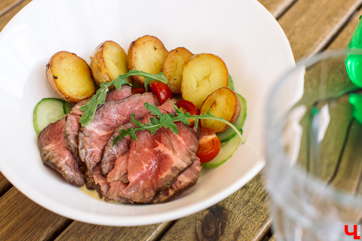 Фотограф Анна Морозова, архитектор и дизайнер Александра Бакка и многодетный блогер Наталья Колобаева исследовали кухню кафе-кондитерской “Карлсон”