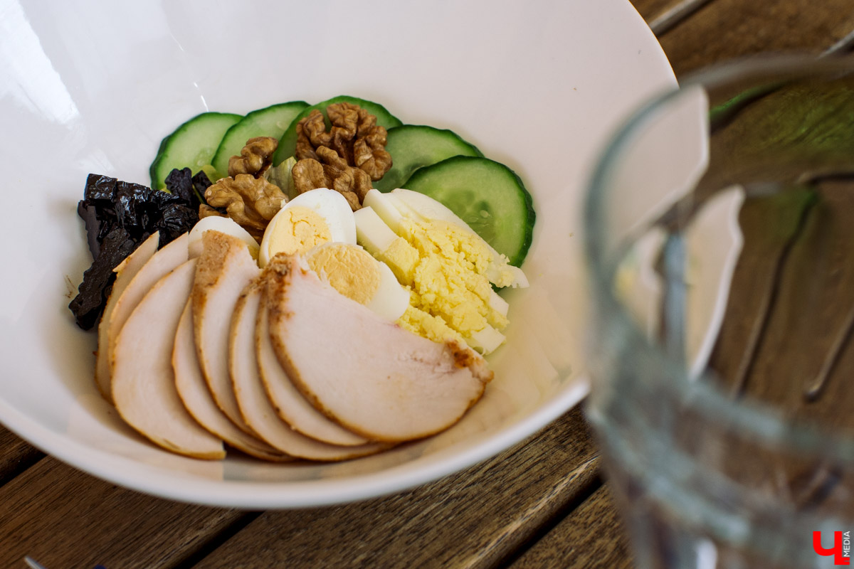 Фотограф Анна Морозова, архитектор и дизайнер Александра Бакка и многодетный блогер Наталья Колобаева исследовали кухню кафе-кондитерской “Карлсон”