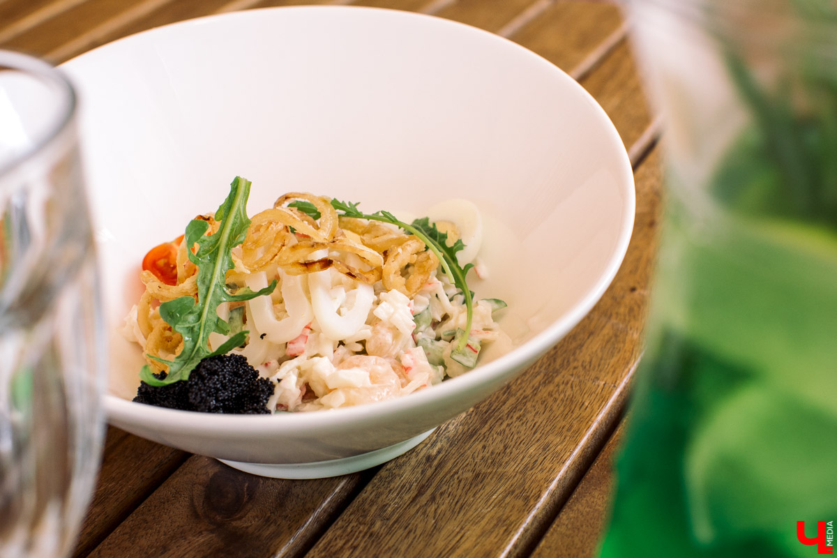 Фотограф Анна Морозова, архитектор и дизайнер Александра Бакка и многодетный блогер Наталья Колобаева исследовали кухню кафе-кондитерской “Карлсон”