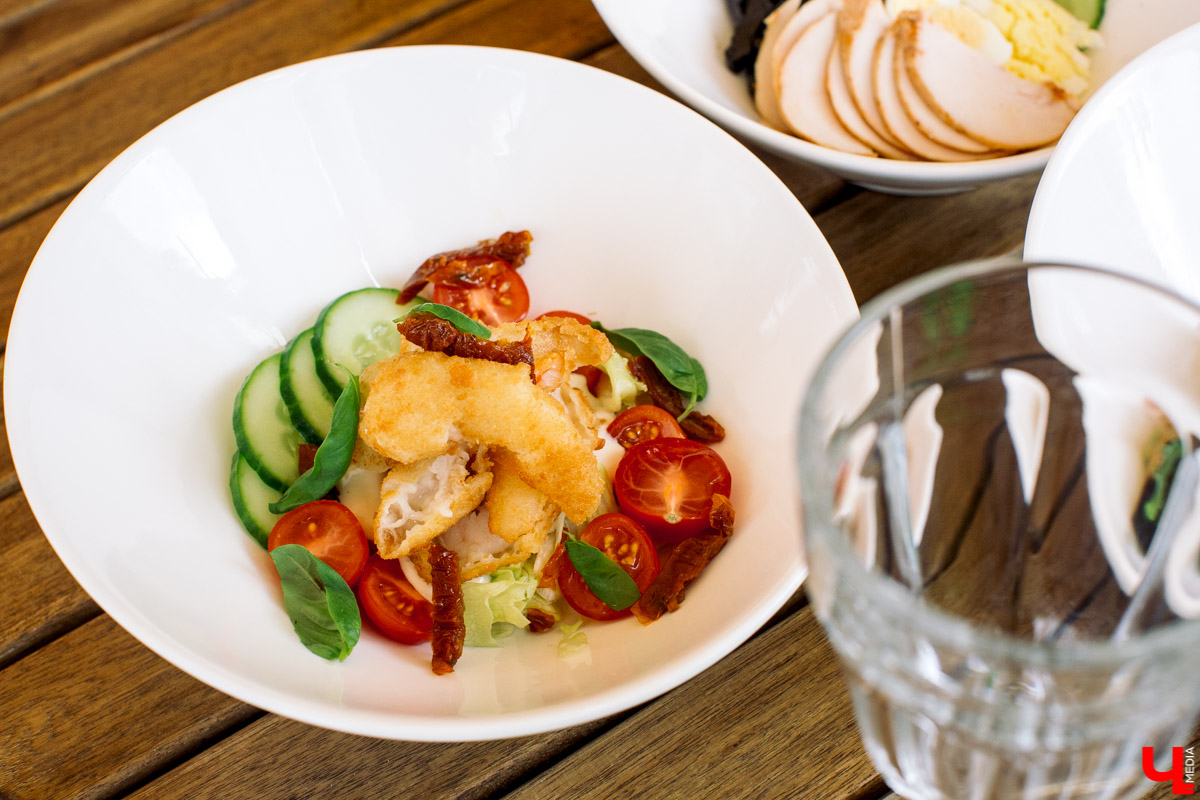 Фотограф Анна Морозова, архитектор и дизайнер Александра Бакка и многодетный блогер Наталья Колобаева исследовали кухню кафе-кондитерской “Карлсон”