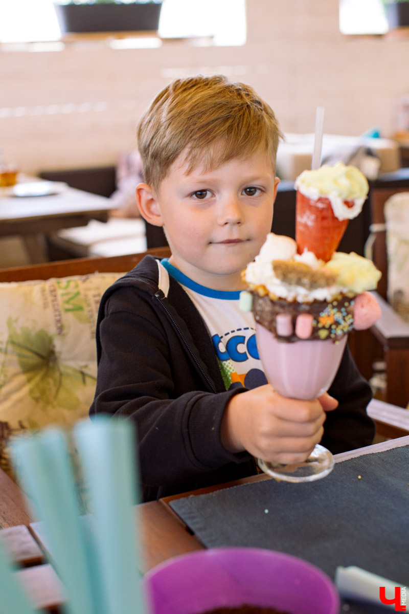 Фотограф Анна Морозова, архитектор и дизайнер Александра Бакка и многодетный блогер Наталья Колобаева исследовали кухню кафе-кондитерской “Карлсон”